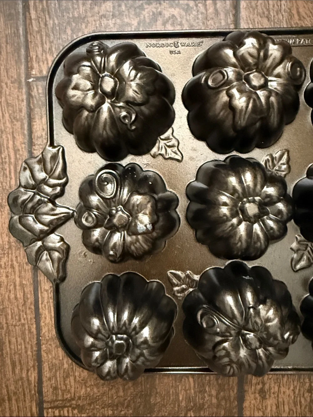 Nordic Ware Bronze Pumpkin Patch Mini Bundt Cakes 6 Cups/1.4 Liters Pan